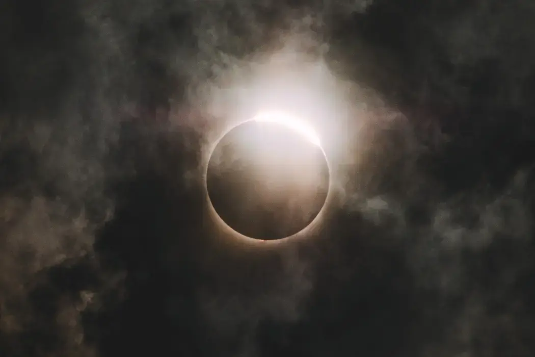 Eclipsa de Soare din 12 august: impactul asupra zodiilor