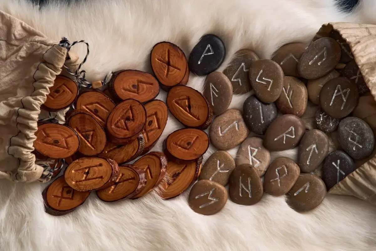 Horoscop rune 22 iulie: Cheltuieli neprevăzute și acte de verificat. Scorpionul, protejat