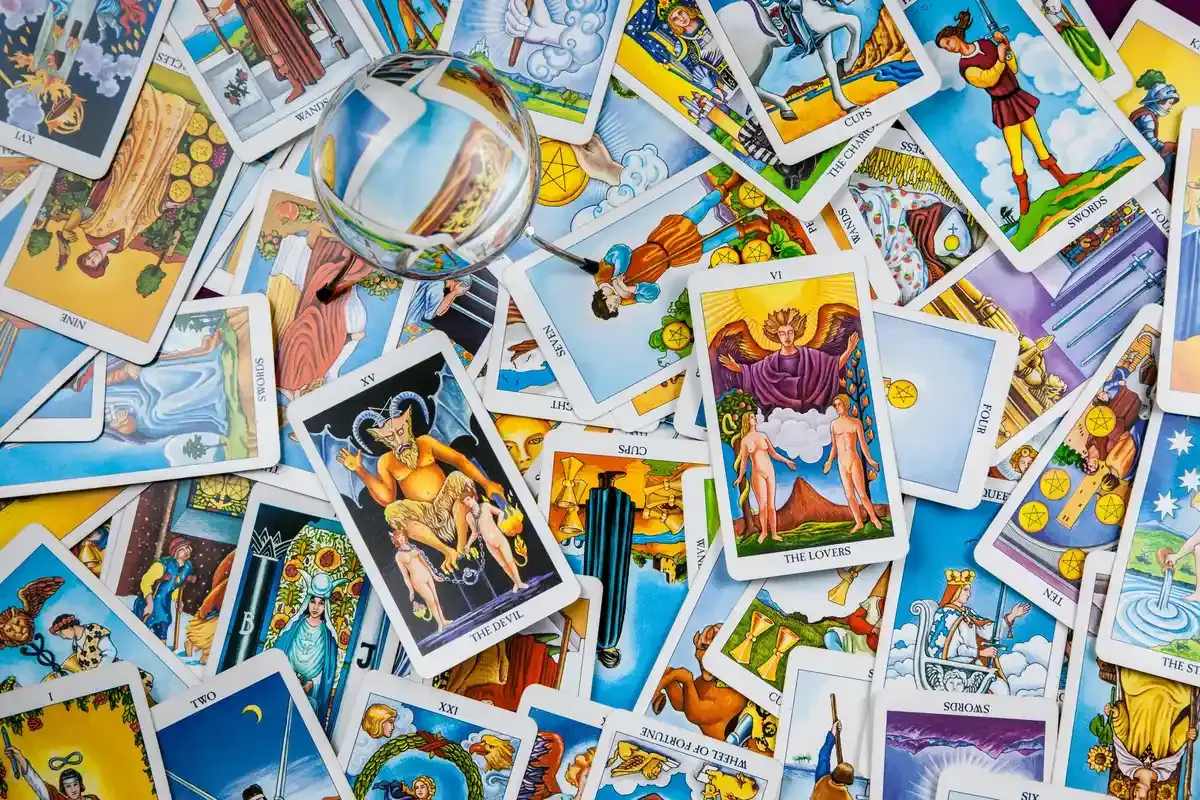 Horoscop Tarot 27 Aprilie – 3 Mai 2026: Previziuni Astrologice și Întâlniri Karmice
