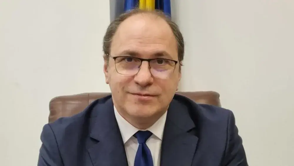 Ministrul Educației explică de ce a fost pe telefon în timpul discursului unei eleve