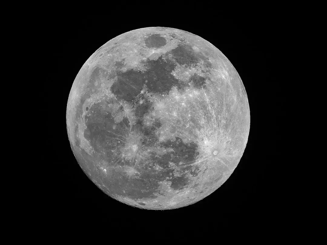 Schimbarea celestei: Luna trece de la acțiune la reflectare pe 8 iulie 2026
